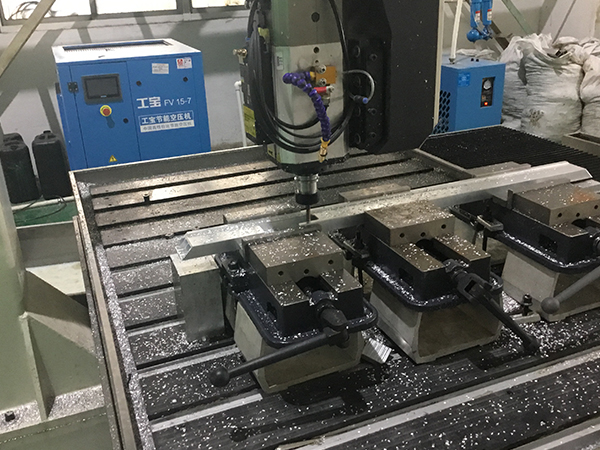 五軸加工中心和普通機床對比，有哪些優(yōu)勢？-科鼎數(shù)控